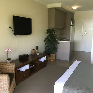 https://airlie-central-apartments.queenslandhotels.net